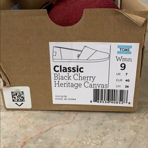 NWT TOM’s black cherry heritage canvas